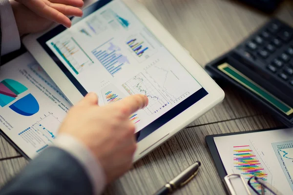 Geschäftsmann bei der Online-Finanzbewertung auf einem Tablet. Teamarbeit im Büro — Stockfoto