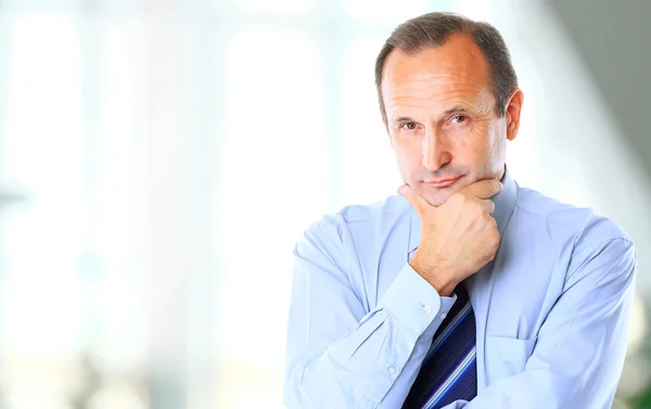 Cheerful businessman with arms folded looking at the camera — Stock Photo, Image