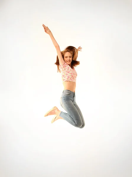 Słodkie dziewczyny z dżinsy i różowy top skoki energicznie — Zdjęcie stockowe