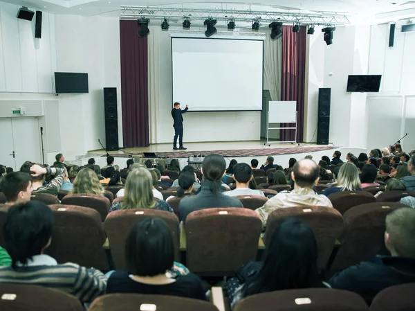 Reunión, conferencia, presentación en auditorio con pantalla en blanco — Foto de Stock