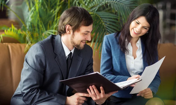 Geschäftsmann und Geschäftsfrau treffen sich im modernen Büro — Stockfoto