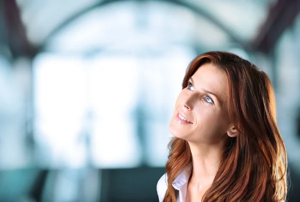 Retrato de una mujer de negocios reflexiva mirando al aire libre —  Fotos de Stock