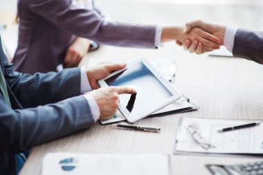 Ofiste şirket politikasının tartışılması işadamları grubu.