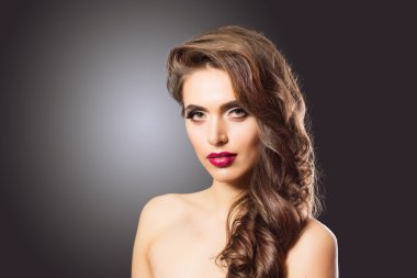 Güzel ve seksi model, karanlık bir arka plan üzerinde izole.