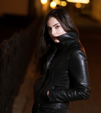 Gizemli güzel kız. Şehrin adımlarında bir gezinti.