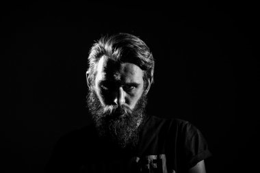 Karanlık bir arka plan üzerinde acımasız kızgın motorcu.