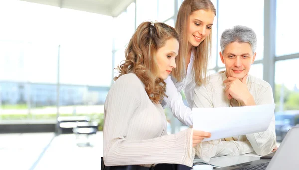 Gli imprenditori stanno discutendo il piano di lavoro . — Foto Stock