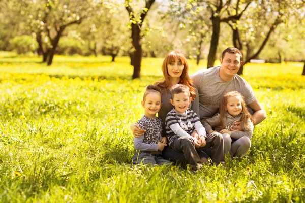 Riendly, alegre família fazendo um piquenique . — Fotografia de Stock