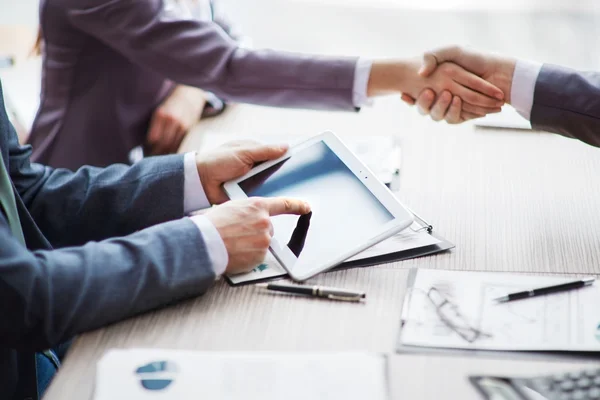 Eine Gruppe von Geschäftsleuten diskutiert die Politik des Unternehmens im Büro. — Stockfoto