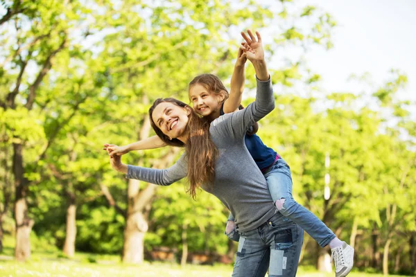 Riendly, familia alegre haciendo un picnic . —  Fotos de Stock