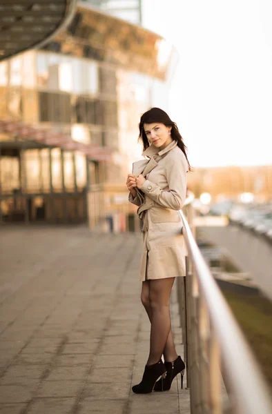 Giovane donna d'affari in piedi in una grande città guarda  . — Foto Stock