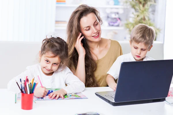 Vriendelijke, gelukkige familie ontspannen thuis. — Stockfoto