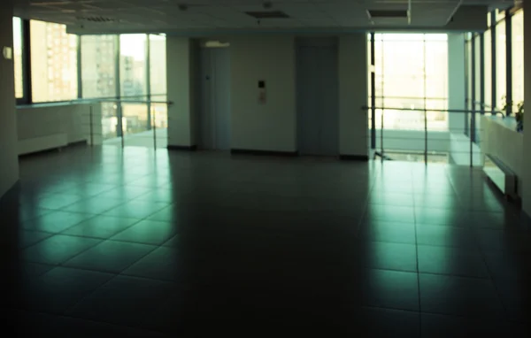 Mur de verre dans le bâtiment de bureaux — Photo