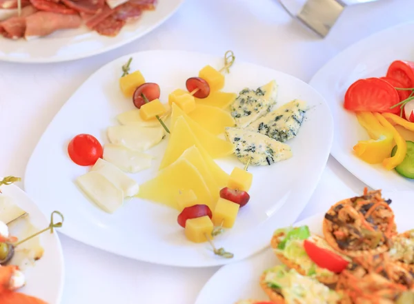 Servicio de mesa de catering con cubiertos y copas de vidrio en el restaurante antes de la fiesta — Foto de Stock