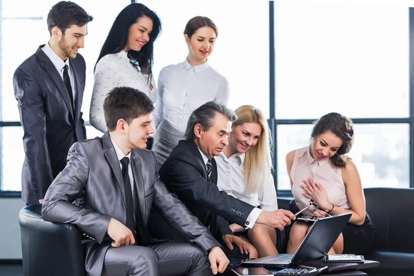 Um grupo de empresários discutindo a política da empresa — Fotografia de Stock