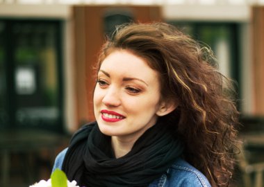 Güzel seksi genç kız şehrin sokaklarında yürüyüş.