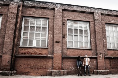 Güzel seksi genç çift şehir sokaklarında yürüyüş.