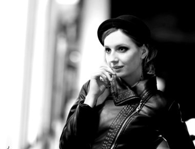 Gizemli güzel kız. Şehrin adımlarında bir gezinti.