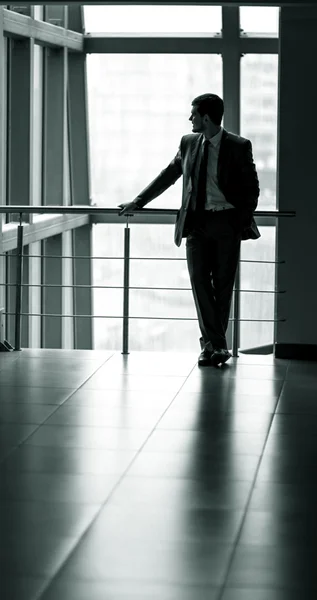 Retrato de un hombre de negocios guapo sonriente —  Fotos de Stock