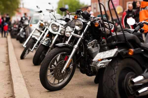 Eine Reihe von Motorradfahrern in der Stadt. — Stockfoto