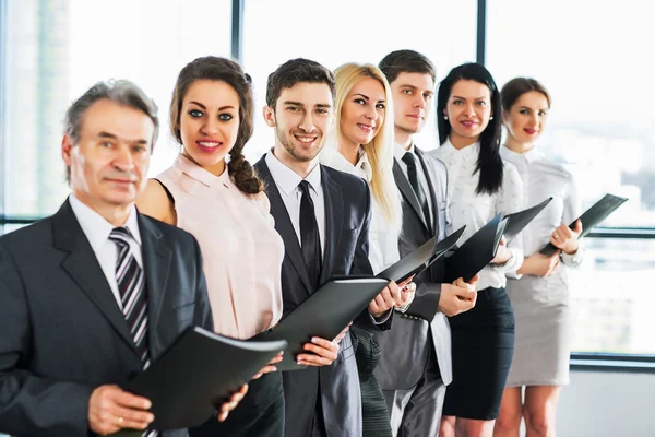 Eine Gruppe von Geschäftsleuten diskutiert die Politik des Unternehmens — Stockfoto