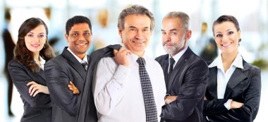 Bir grup iş adamıyla takım çalışması ve ortaklık kavramı