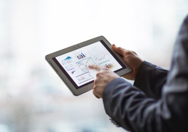 Eller insanların tablet bilgisayar ile çalışma.