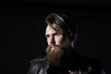 Karanlık bir arka plan üzerinde acımasız kızgın motorcu.