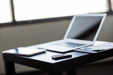 Şık ve klas, işyeri içinde belgili tanımlık laptop.