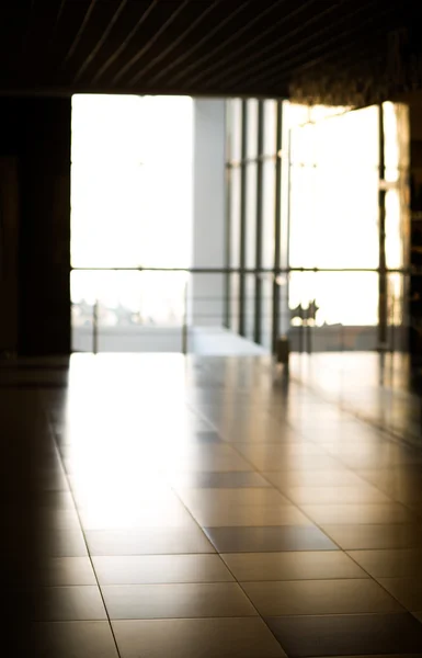 Mur de verre dans le bâtiment de bureaux — Photo