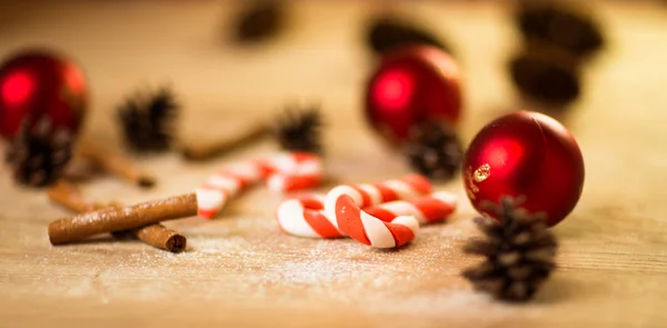 Julkakor med festlig dekoration med godis på trä bakgrund och juldekorationer — Stockfoto