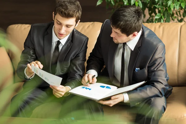 Image de deux jeunes hommes d'affaires discutant du projet lors d'une réunion — Photo