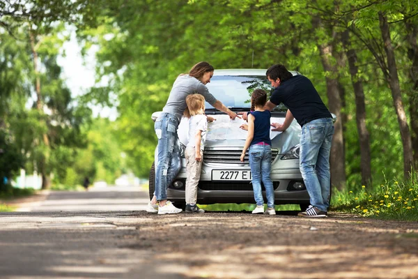 Kul vänlig familj är på picknick. — Stockfoto