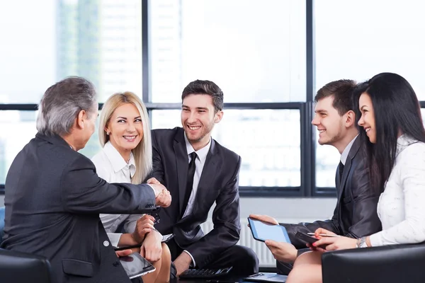 Een groep zakenlieden bespreekt het beleid van de onderneming — Stockfoto