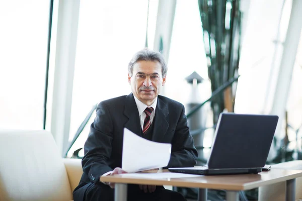 Selbstbewusster Geschäftsmann im Amt. — Stockfoto