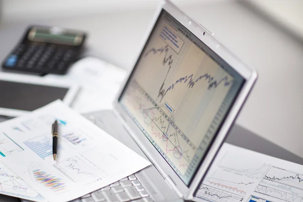 Biznesmen analizowania wykresów inwestycji z laptopa. rachunkowości — Zdjęcie stockowe