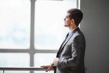 Gülümseyen yakışıklı bir iş adamının portresi