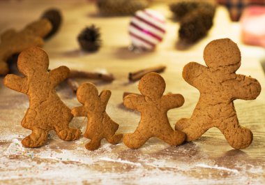 Zencefilli kurabiye adam Noel dekorasyonları ahşap zemin üzerinde