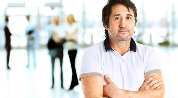 Exitoso hombre de negocios en el fondo de la oficina — Foto de Stock