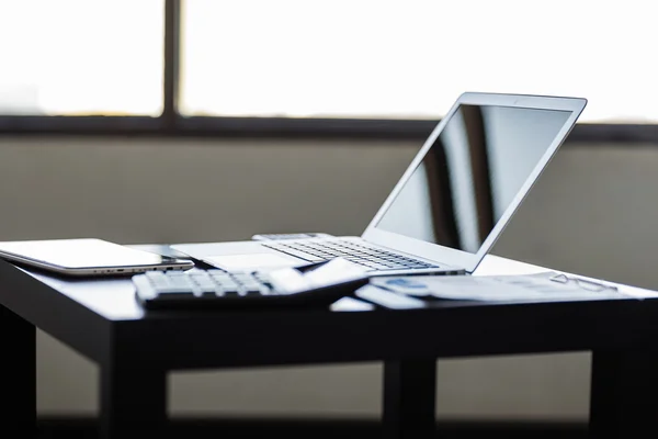 Elegante e elegante, o laptop no local de trabalho . — Fotografia de Stock