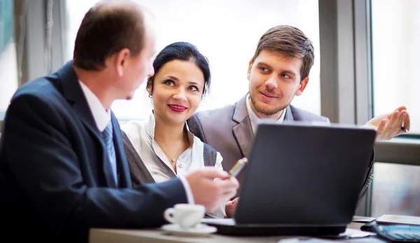 Geschäftsteam arbeitet zusammen, um bessere Ergebnisse zu erzielen — Stockfoto