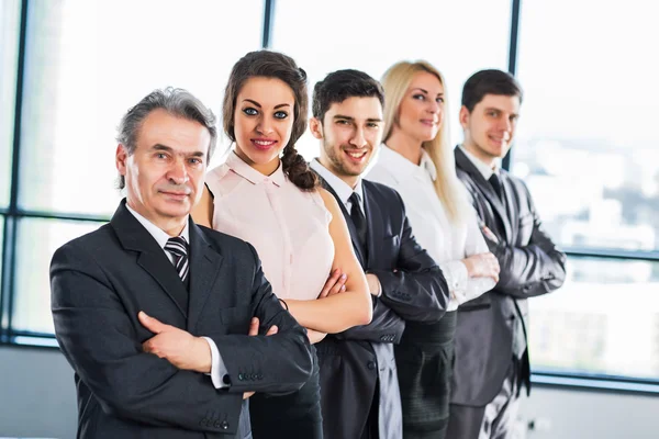 Een groep zakenlieden bespreekt het beleid van de onderneming — Stockfoto