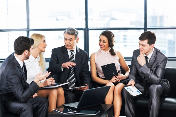 Een groep zakenlieden bespreekt het beleid van de onderneming — Stockfoto