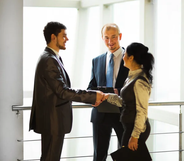 Imagen de un equipo empresarial discutiendo los últimos resultados financieros —  Fotos de Stock