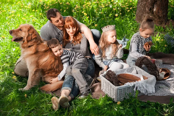 유쾌하고 명랑 한 가족 이 함께 소풍을 가다. — 스톡 사진