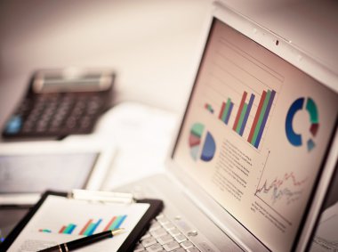 dizüstü bilgisayar ile yatırım grafikleri analiz bir iş adamı. muhasebe