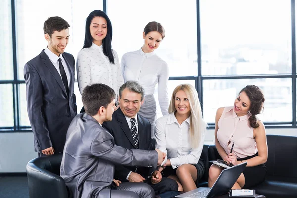 En grupp affärsmän diskuterar företagets policy — Stockfoto