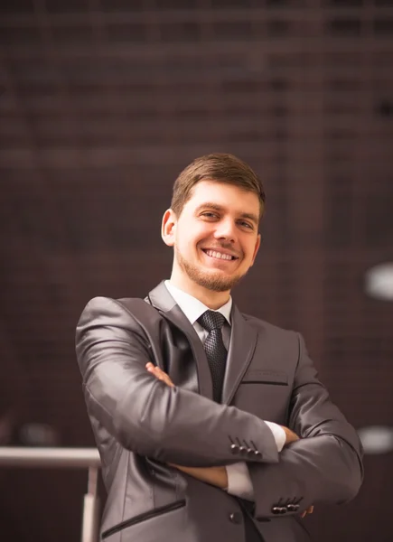 Retrato de un hombre de negocios guapo en la oficina — Foto de Stock