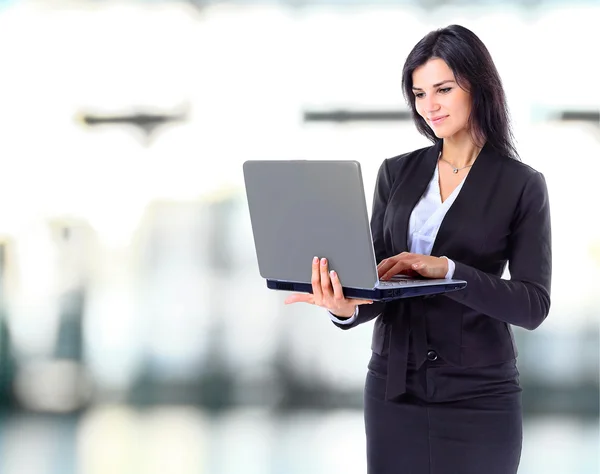 Femme d'affaires travaillant à un ordinateur portable pleine longueur — Photo