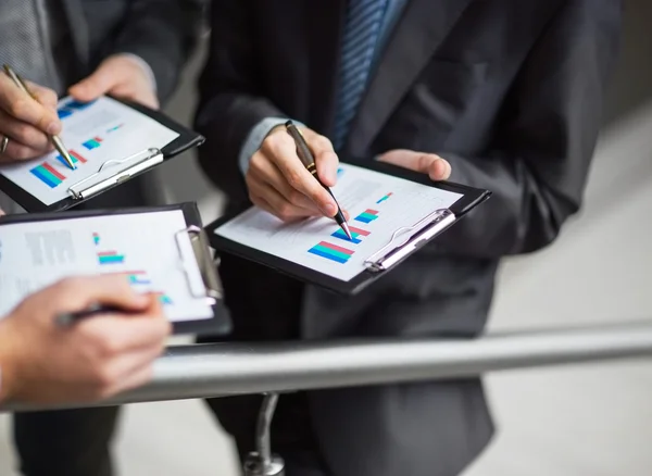 Imagen de empresarios discutiendo sus ideas en el cargo — Foto de Stock